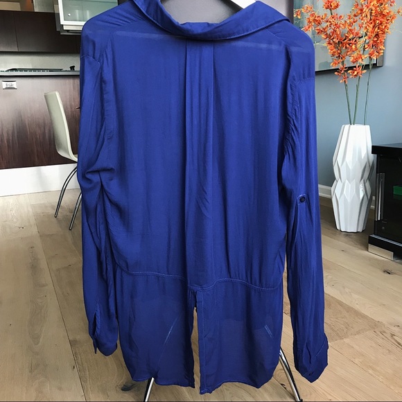 Bella Dahl Split Back Button-Down - size M - Picture 3 of 8